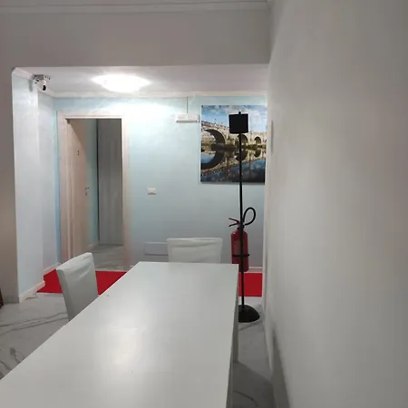An &lo-luxury - Metro Teano Guest house *